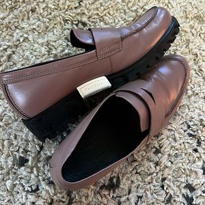 Barely worn ECCO leather penny loafers